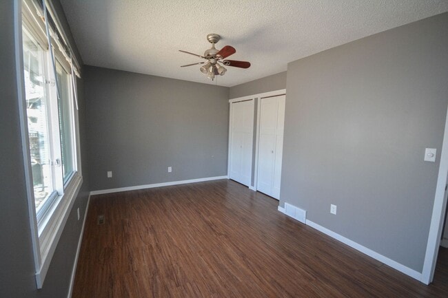 Building Photo - Pet friendly home in Country Club Manor w/fenced yard!