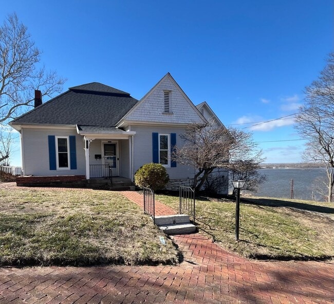 Building Photo - Beautiful 3 bedroom with river views