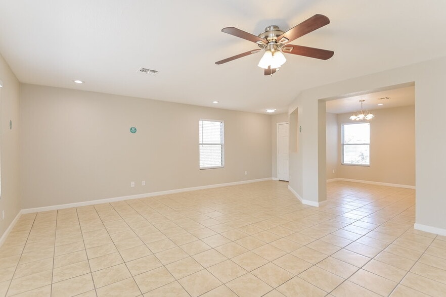 Building Photo - 1552 E Maryland Pl