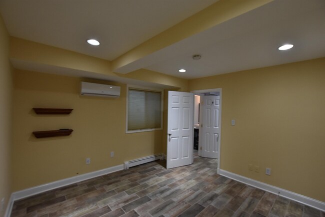 Building Photo - Charming 2BR/1BA Ground Level Condo in Tak...