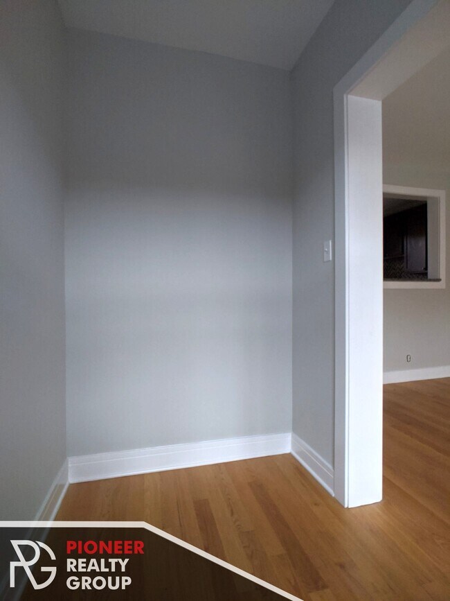 Building Photo - 4419 N Wolcott Ave