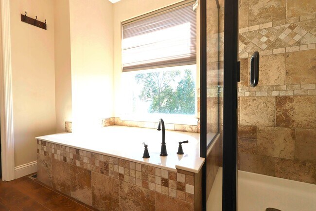 Building Photo - 5 Bed 3.5 Bath Chesterfield Charmer
