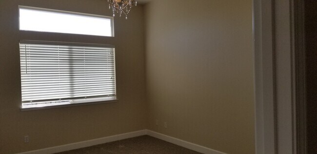 Building Photo - Beautiful spacious 3 Bedroom, 3 Bath home ...