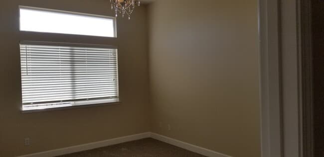 Building Photo - Beautiful spacious 4 Bedroom, 3 Bath home ...