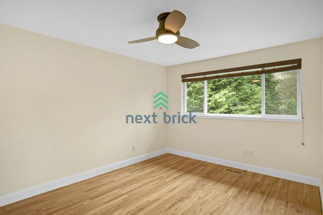 Building Photo - Spacious 5 Bed 2.5 Bath for Rent in Bellevue!