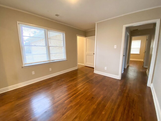 Building Photo - 3 bed 2 bath home recently renovated in Be...