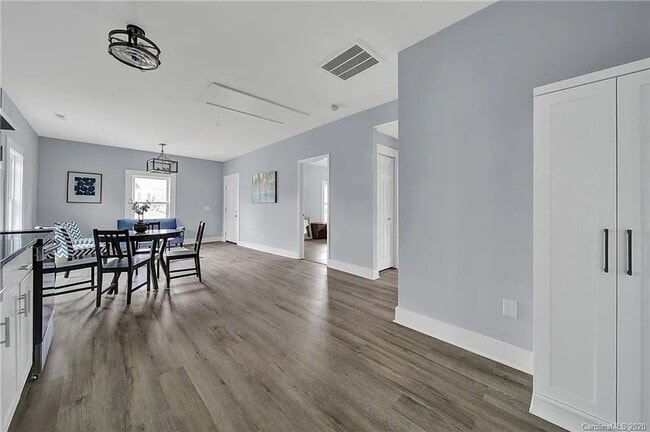 Building Photo - Beautifully renovated 3 bedroom, 2 full bathroom in Rock Hill