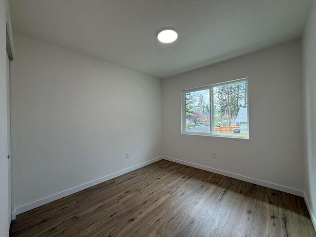 Building Photo - 3925 E 32nd Ave