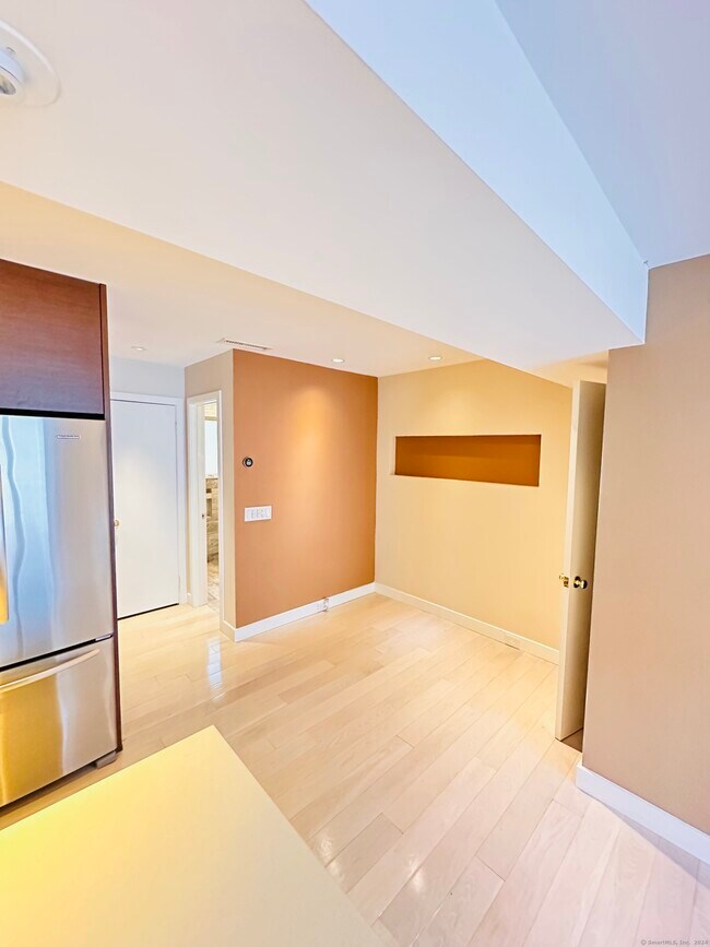 Building Photo - 7 Elm St