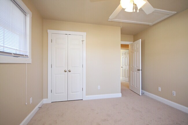 Building Photo - Pet Friendly, End-Unit Townhome Near Crozet Park