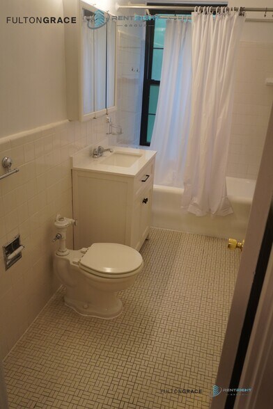 Building Photo - 426 W Briar Pl