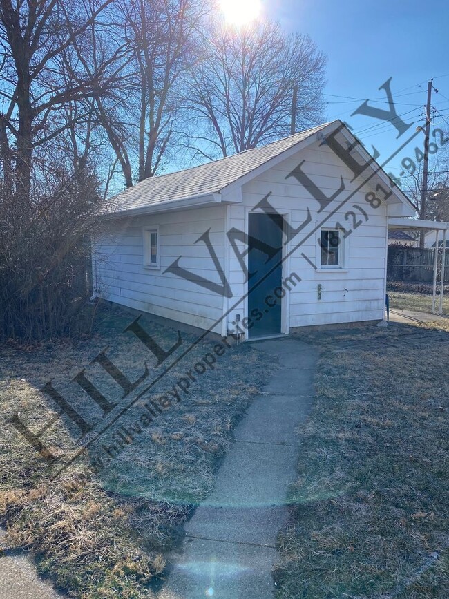 Building Photo - Three Bedroom Home on the East Side of Town