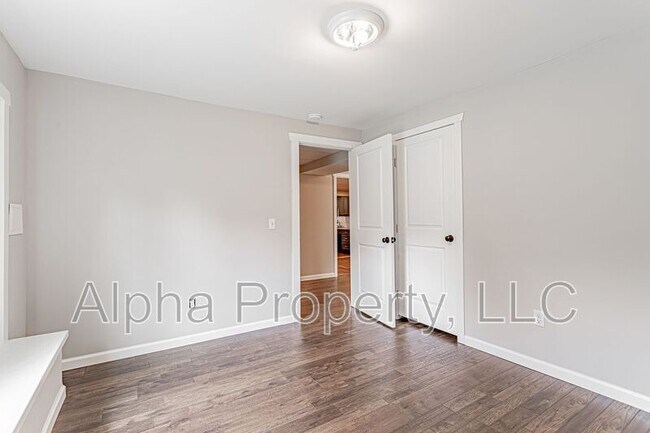 Building Photo - 314 S Plainview Dr