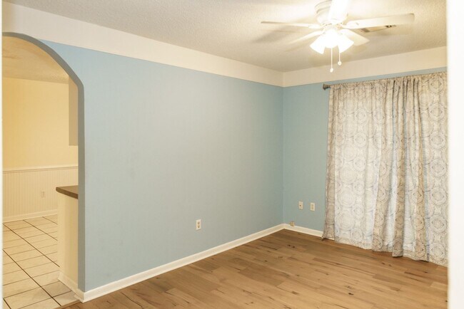 Building Photo - Beautiful 4 bedroom in the heart of Mossy ...
