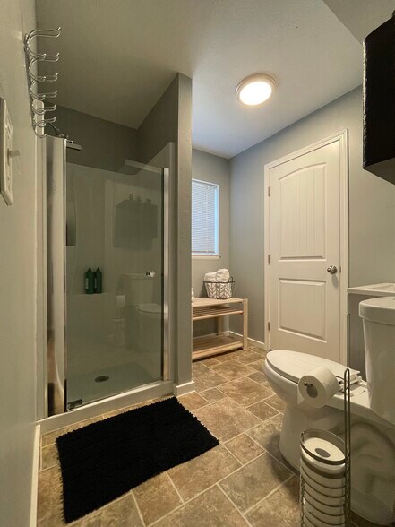 Bathroom Image 1 - 903 W Linden St