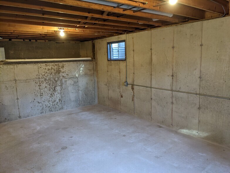 Clean, dry, unfinished basement. - 509 Algonquin Rd