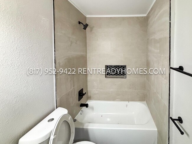 Building Photo - 404 Oak St