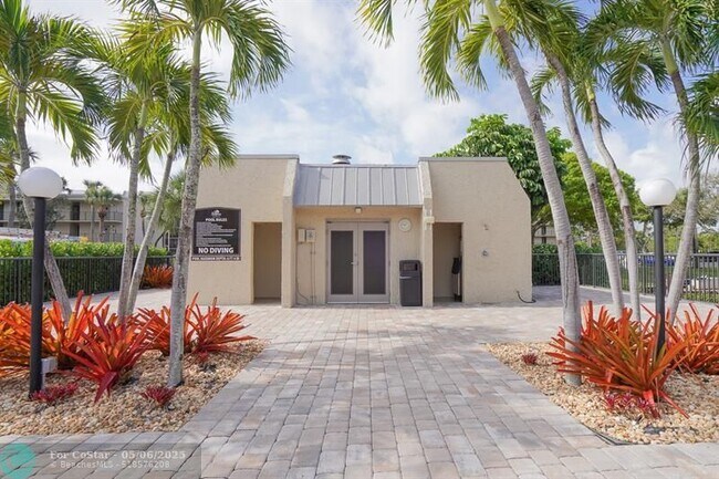 Building Photo - 7 Royal Palm Way