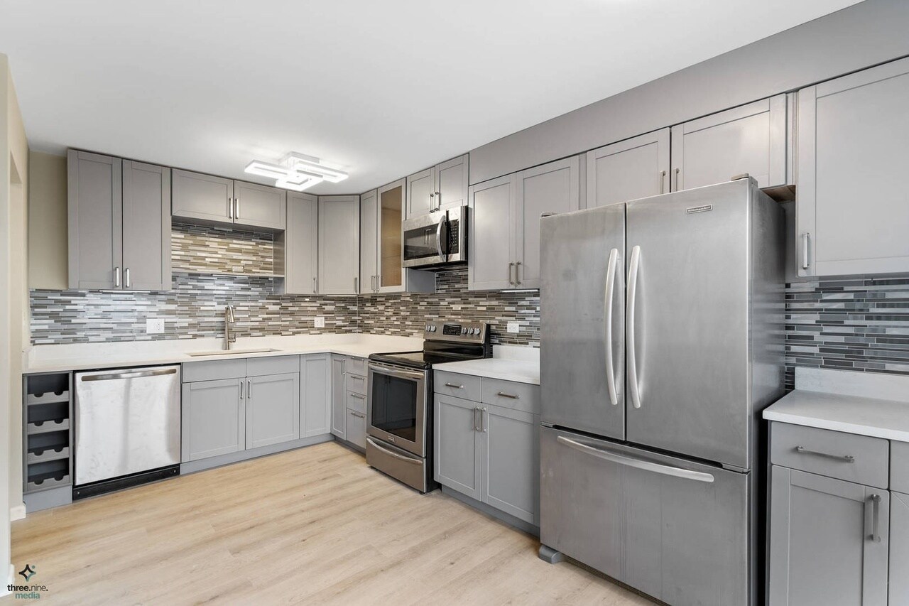 Building Photo - 1017 Sussex Dr