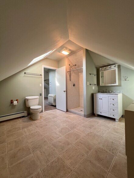 en suite bathroom - 311 Waverley Ave