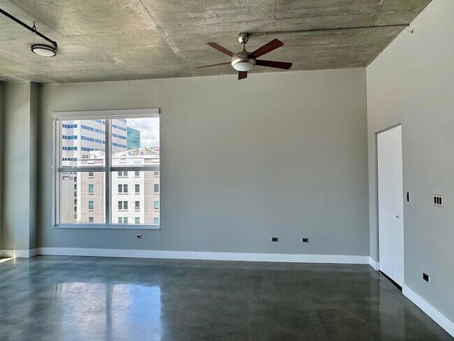 Building Photo - 313 NE 2nd St