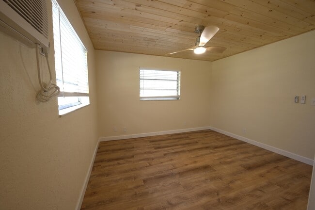 Building Photo - 220 Lucerne Ave