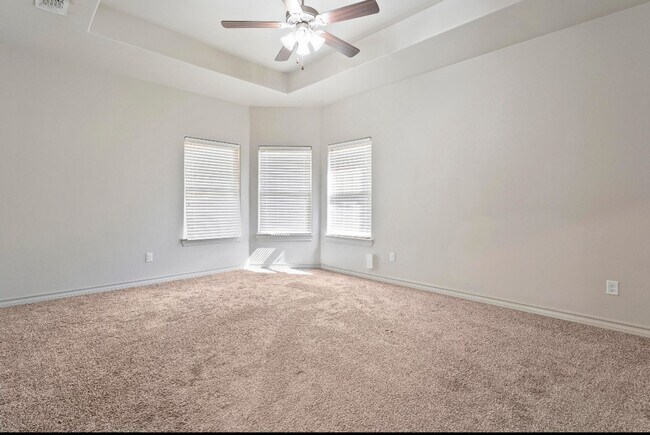 Building Photo - 4 bed 2 bath in North Pointe now available