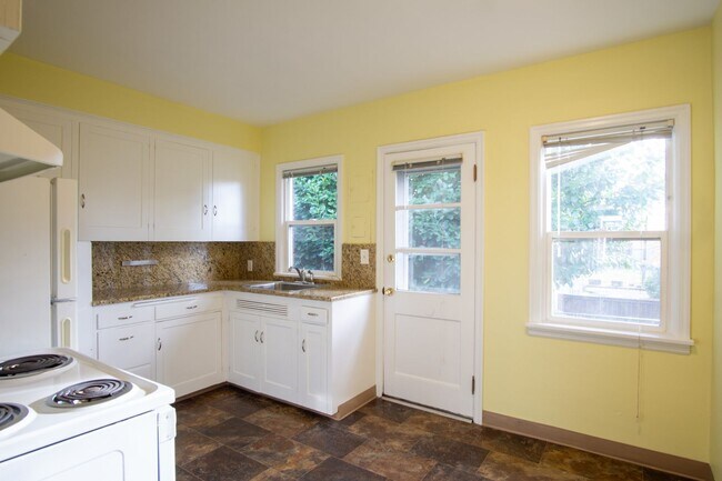 Building Photo - Great Vintage 2-Bed Between Hawthorne & Belmont!