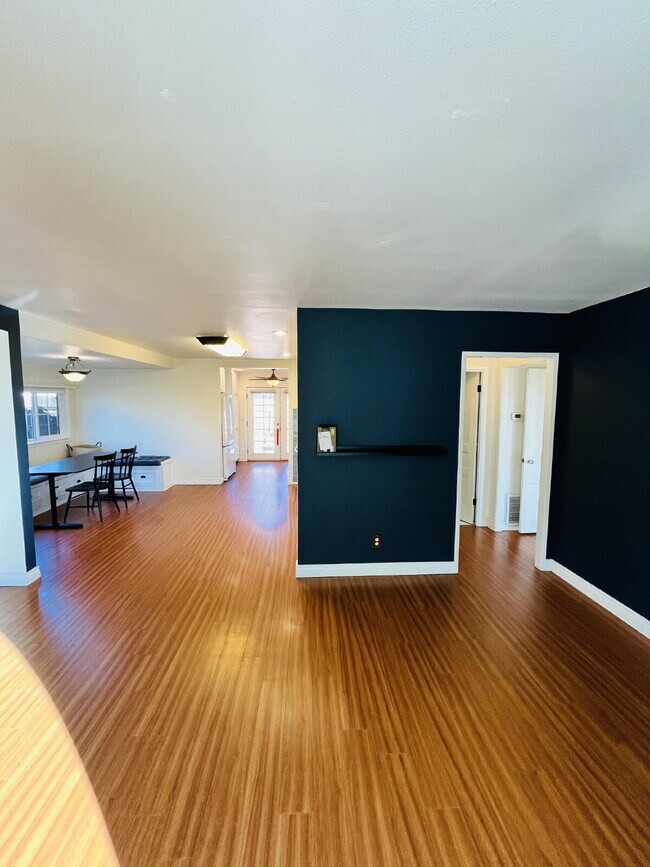 Building Photo - $3,000 - 2 Bed / 1 Bath House in Crest - Ready for Move in!