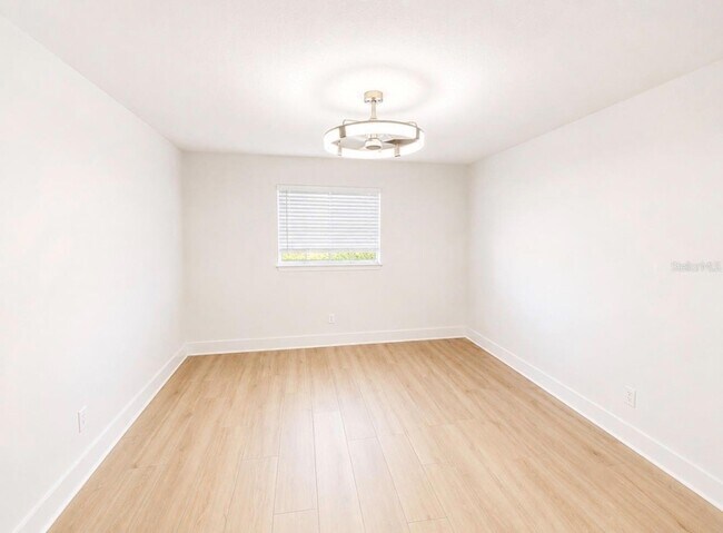 Building Photo - 200 Country Club Dr