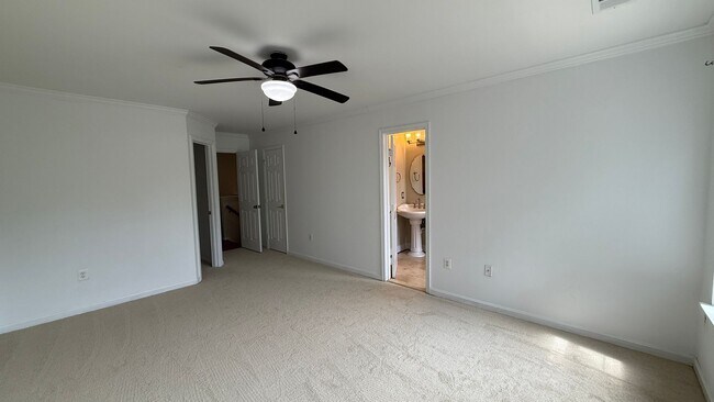 Building Photo - Glen Oaks Townhouse