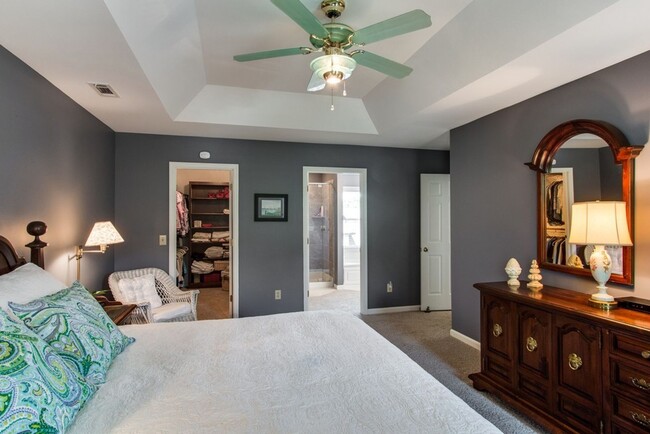 Building Photo - Spacious 4 Bed, 3 Bath Home in Convenientl...
