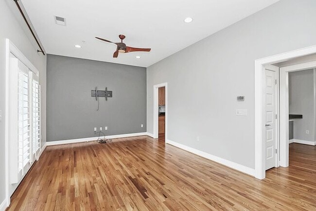 Building Photo - Beautiful 3BD/2.5BA Townhome