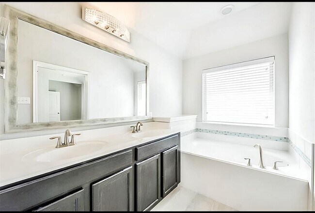 Building Photo - 20711 Winghaven Dr