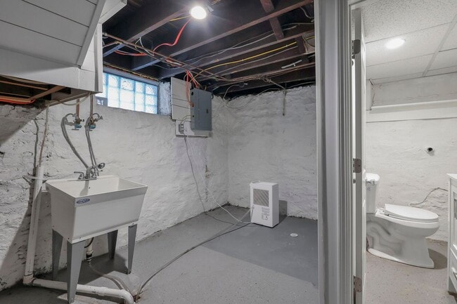 Building Photo - 618-620 Lilley Ave