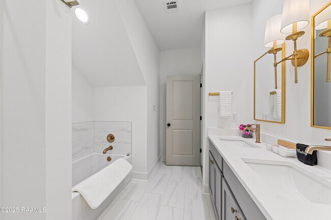 Building Photo - 206 Steiner Oaks