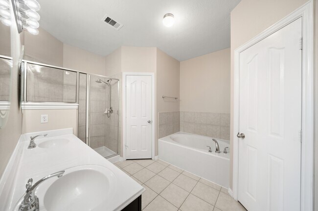 Building Photo - 24503 Lakecrest Bend Dr