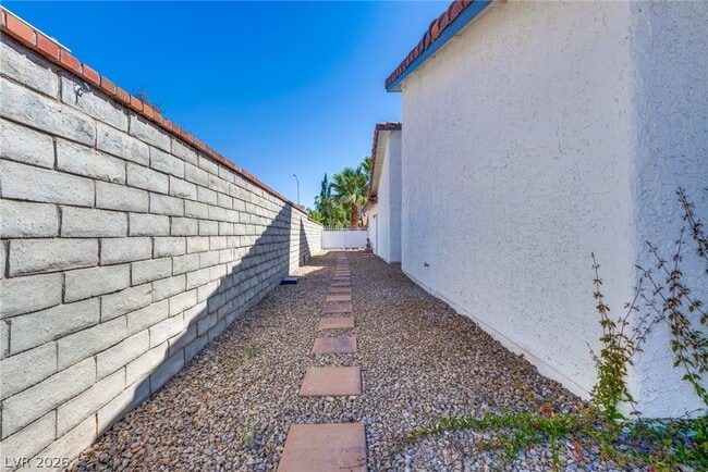 Building Photo - 2504 Sidonia Ave