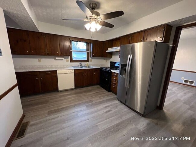 Building Photo - Large Whitehall Ranch Home