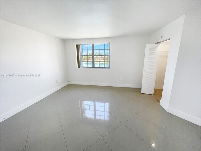 Building Photo - 9735 Fontainebleau Blvd