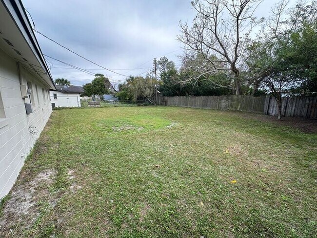 Building Photo - 3 bed 2 bath home available