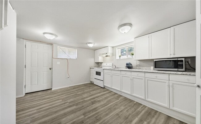 Building Photo - 112 E 40th St