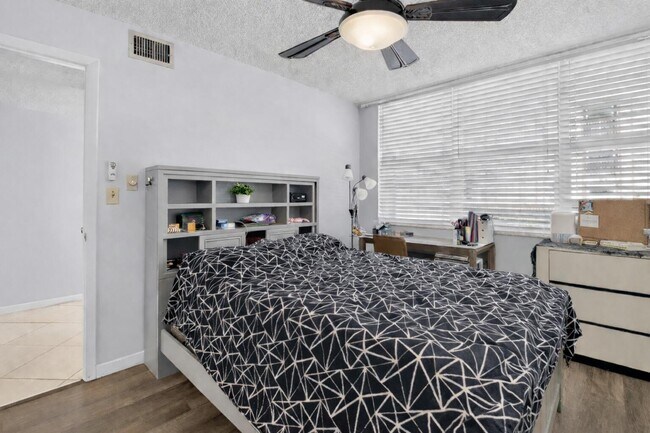 Building Photo - 931 Gardenia Dr