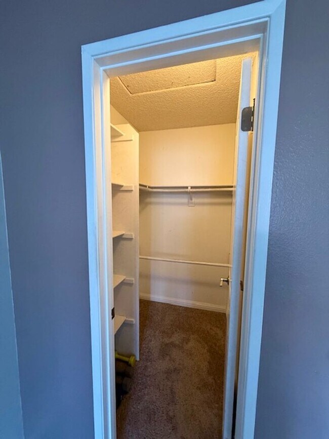 Building Photo - Lovely Eastlake condo