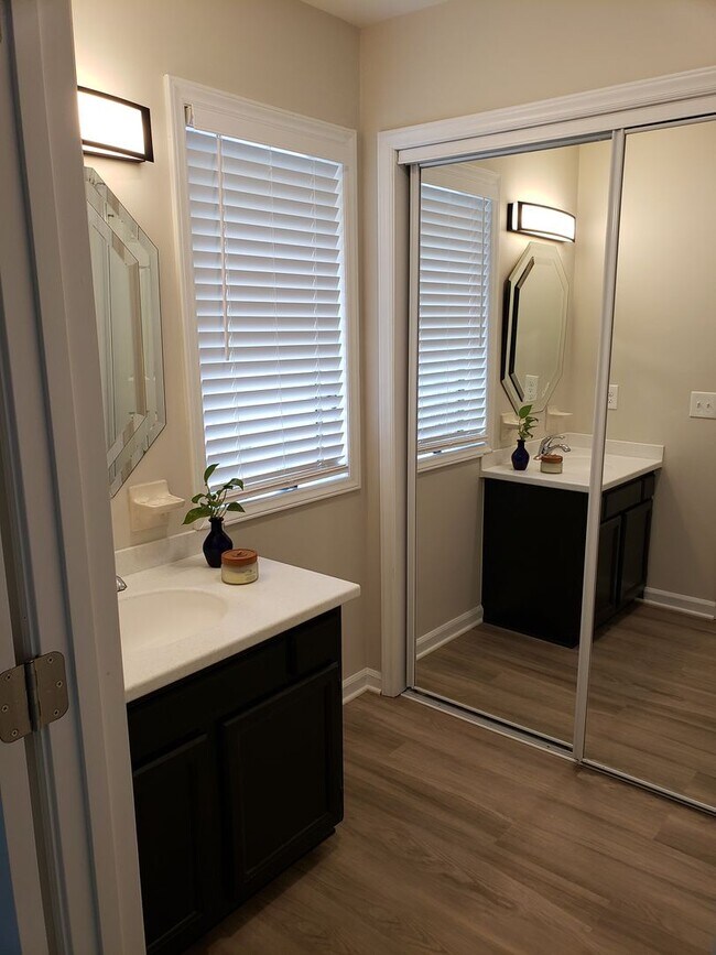 Building Photo - *4bd / 3ba Townhome near Downtown Raleigh*
