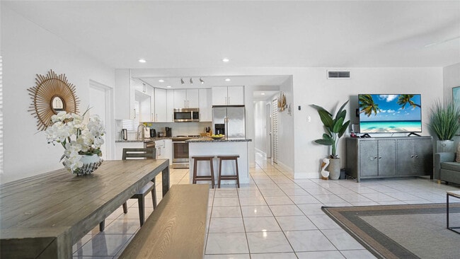 Building Photo - 2716 N Ocean Blvd