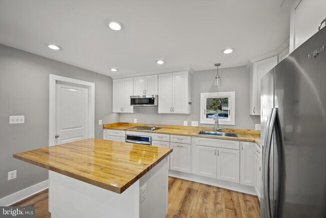 Building Photo - 11003 Bowerman Rd