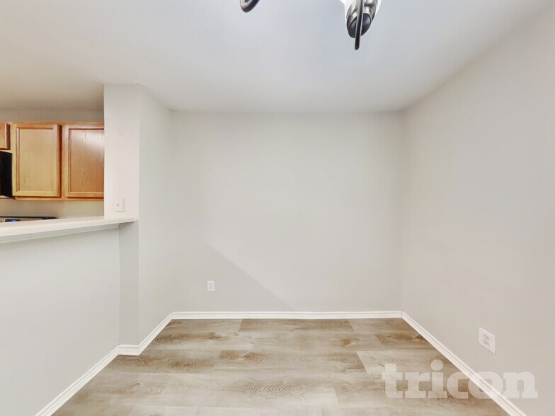 Building Photo - 2910 Candleside Dr