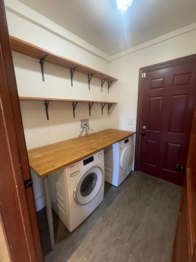 Building Photo - Charming 2 Bed / 1.5 Bath Victorian with G...