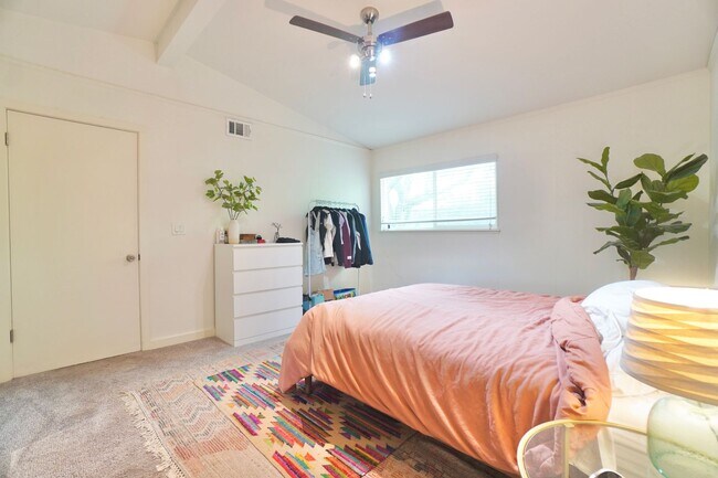 Building Photo - 1117 Mariposa Dr